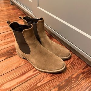 EUC - Ecco Chelsea Boots Size 37 (6-6.5). Fit like a 7.